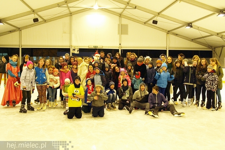 Sezon na lodowisku rozpoczęty. Łyżwiarzom towarzyszył Święty Mikołaj