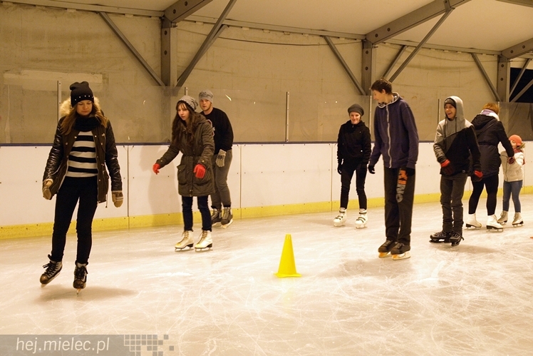 Sezon na lodowisku rozpoczęty. Łyżwiarzom towarzyszył Święty Mikołaj
