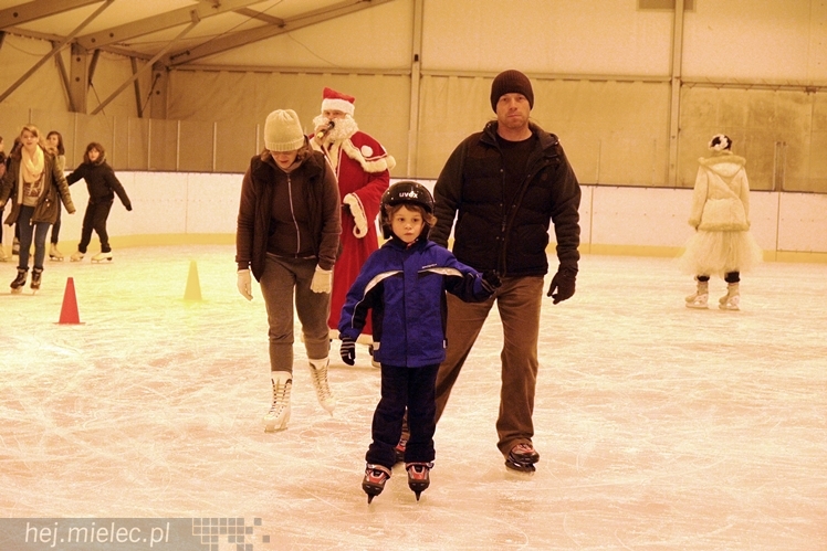 Sezon na lodowisku rozpoczęty. Łyżwiarzom towarzyszył Święty Mikołaj