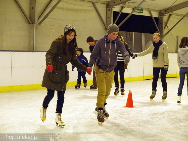 Sezon na lodowisku rozpoczęty. Łyżwiarzom towarzyszył Święty Mikołaj