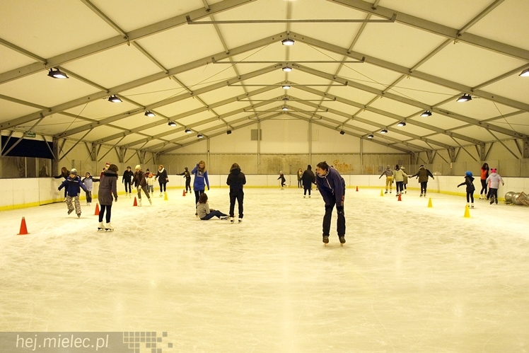 Sezon na lodowisku rozpoczęty. Łyżwiarzom towarzyszył Święty Mikołaj