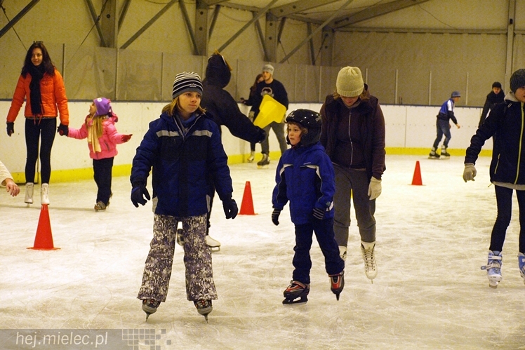 Sezon na lodowisku rozpoczęty. Łyżwiarzom towarzyszył Święty Mikołaj