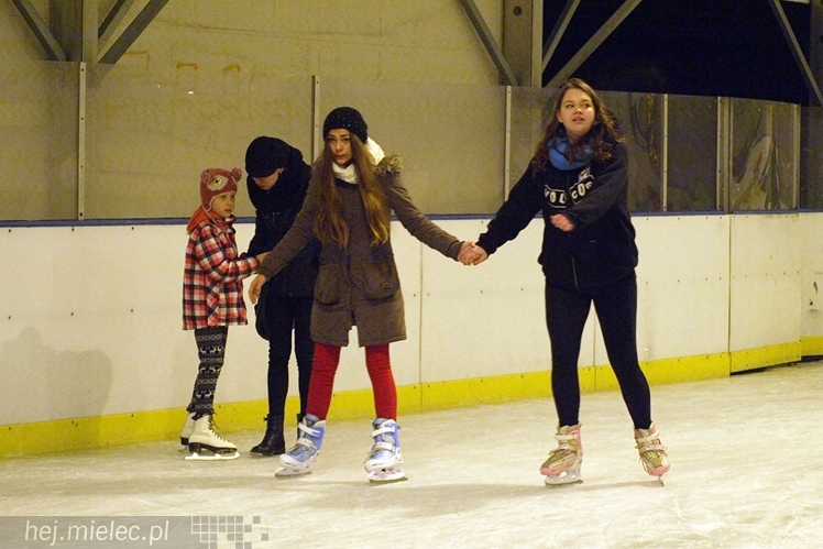 Sezon na lodowisku rozpoczęty. Łyżwiarzom towarzyszył Święty Mikołaj
