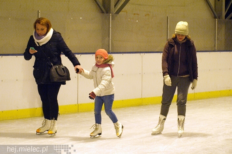 Sezon na lodowisku rozpoczęty. Łyżwiarzom towarzyszył Święty Mikołaj