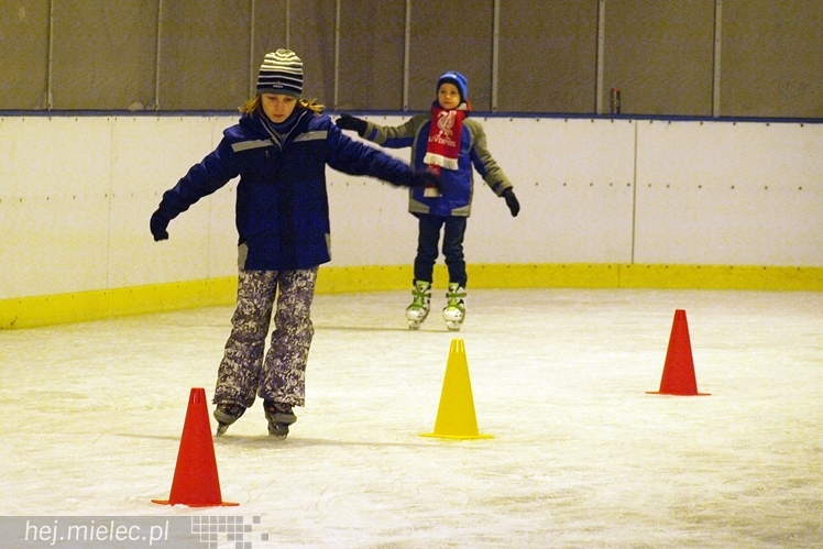 Sezon na lodowisku rozpoczęty. Łyżwiarzom towarzyszył Święty Mikołaj