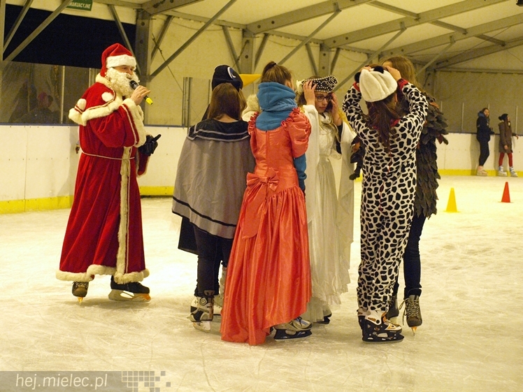Sezon na lodowisku rozpoczęty. Łyżwiarzom towarzyszył Święty Mikołaj