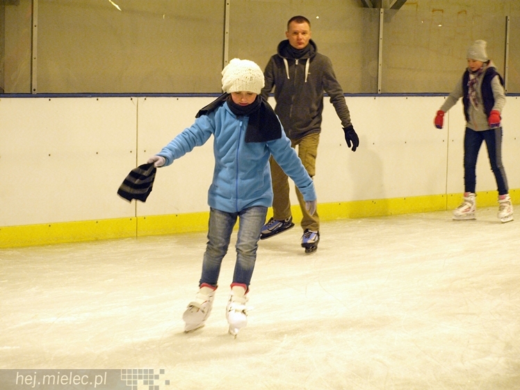 Sezon na lodowisku rozpoczęty. Łyżwiarzom towarzyszył Święty Mikołaj