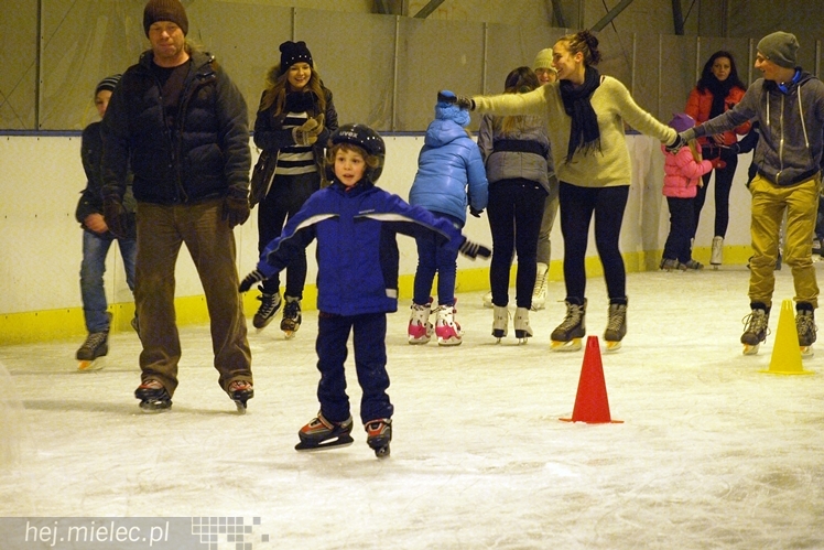 Sezon na lodowisku rozpoczęty. Łyżwiarzom towarzyszył Święty Mikołaj