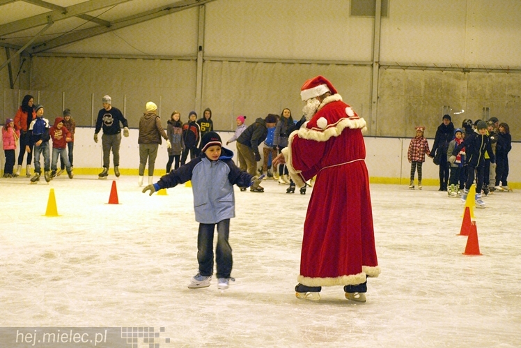 Sezon na lodowisku rozpoczęty. Łyżwiarzom towarzyszył Święty Mikołaj