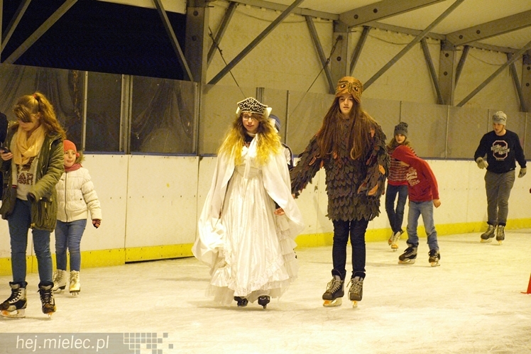 Sezon na lodowisku rozpoczęty. Łyżwiarzom towarzyszył Święty Mikołaj
