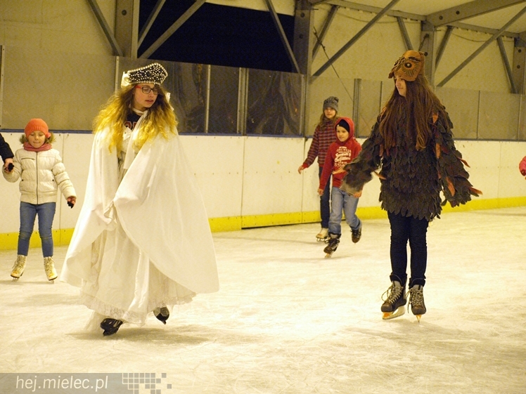 Sezon na lodowisku rozpoczęty. Łyżwiarzom towarzyszył Święty Mikołaj