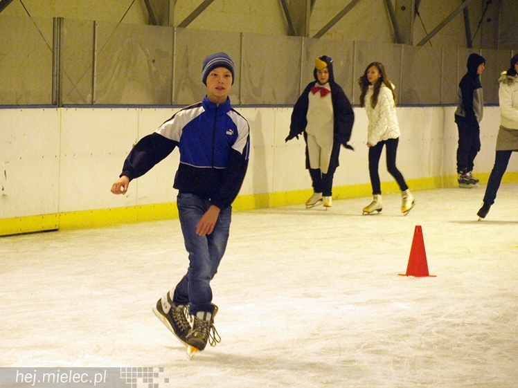 Sezon na lodowisku rozpoczęty. Łyżwiarzom towarzyszył Święty Mikołaj