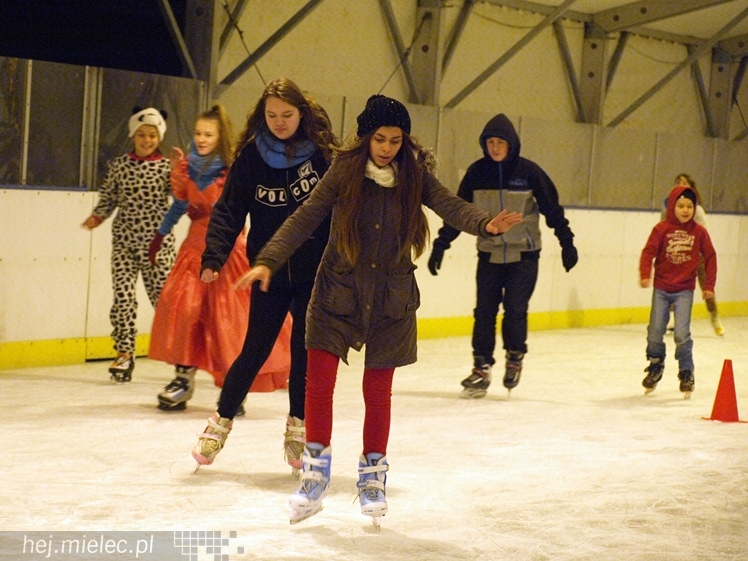 Sezon na lodowisku rozpoczęty. Łyżwiarzom towarzyszył Święty Mikołaj
