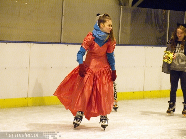 Sezon na lodowisku rozpoczęty. Łyżwiarzom towarzyszył Święty Mikołaj