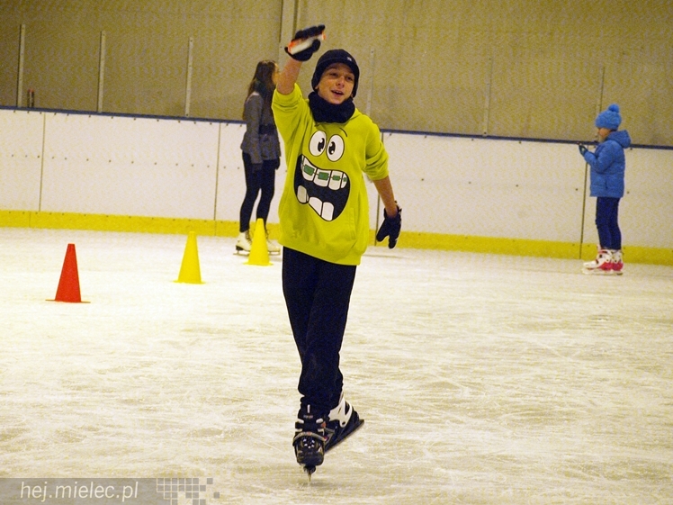 Sezon na lodowisku rozpoczęty. Łyżwiarzom towarzyszył Święty Mikołaj