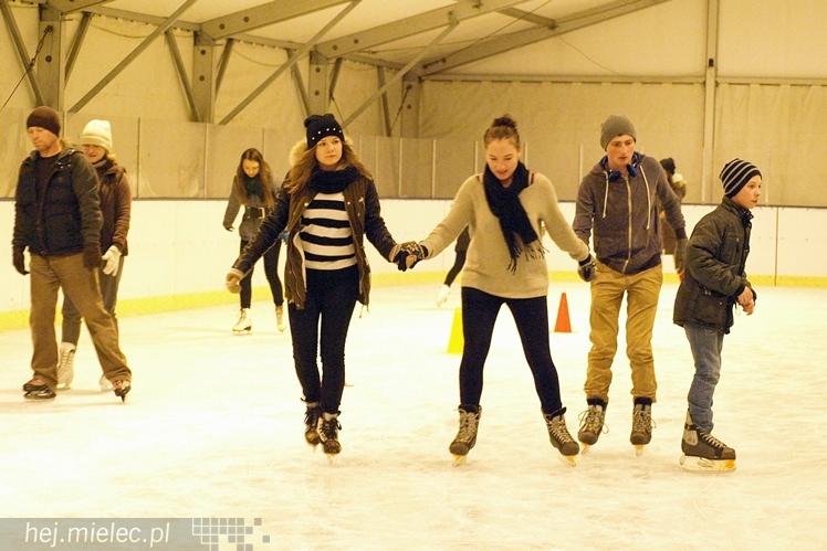 Sezon na lodowisku rozpoczęty. Łyżwiarzom towarzyszył Święty Mikołaj