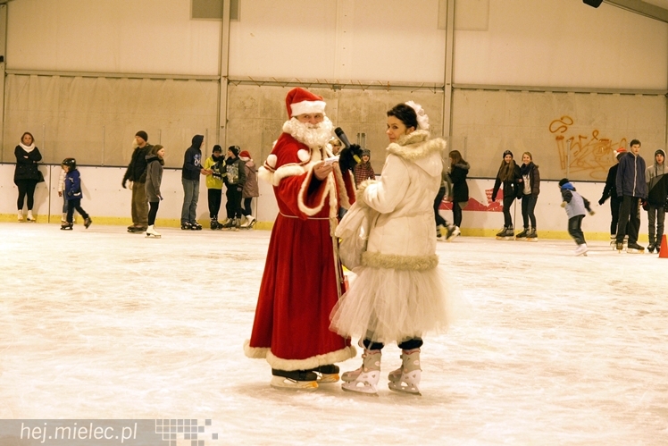 Sezon na lodowisku rozpoczęty. Łyżwiarzom towarzyszył Święty Mikołaj