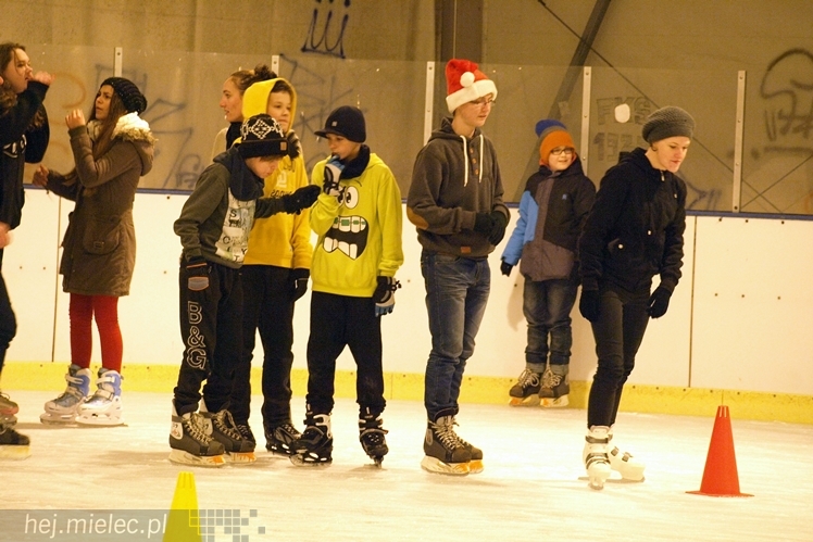 Sezon na lodowisku rozpoczęty. Łyżwiarzom towarzyszył Święty Mikołaj