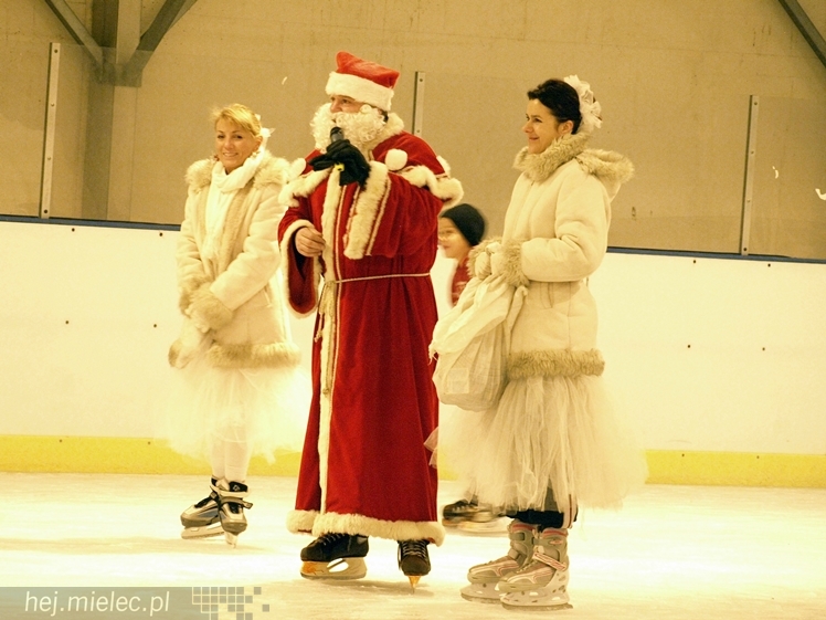 Sezon na lodowisku rozpoczęty. Łyżwiarzom towarzyszył Święty Mikołaj