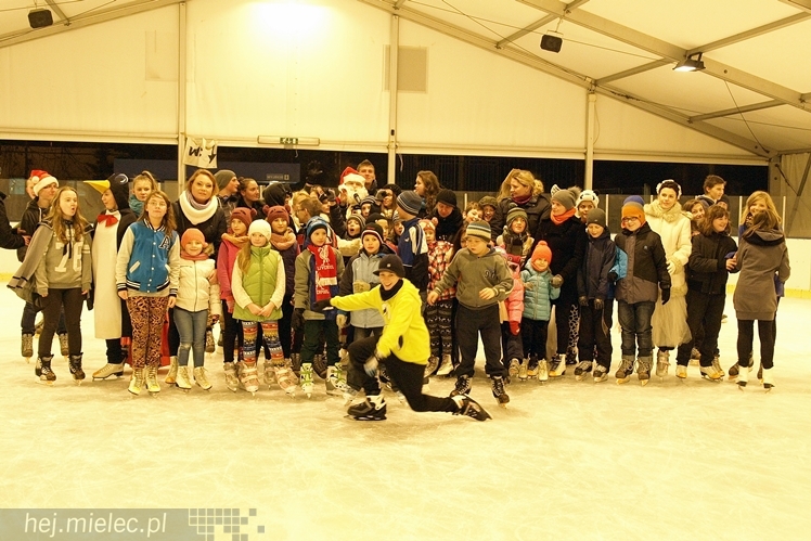 Sezon na lodowisku rozpoczęty. Łyżwiarzom towarzyszył Święty Mikołaj