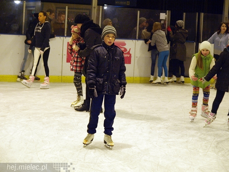 Sezon na lodowisku rozpoczęty. Łyżwiarzom towarzyszył Święty Mikołaj