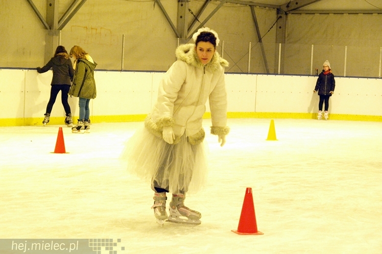 Sezon na lodowisku rozpoczęty. Łyżwiarzom towarzyszył Święty Mikołaj