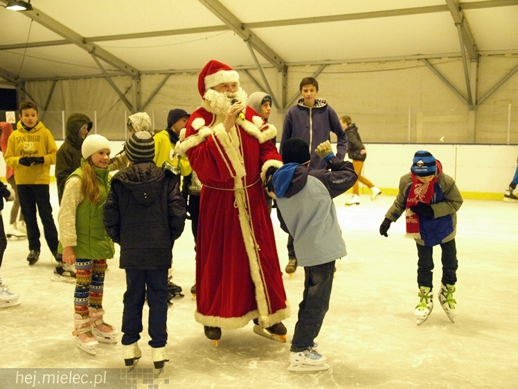 Sezon na lodowisku rozpoczęty. Łyżwiarzom towarzyszył Święty Mikołaj