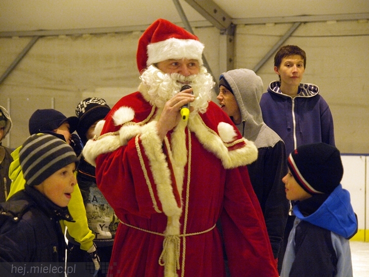 Sezon na lodowisku rozpoczęty. Łyżwiarzom towarzyszył Święty Mikołaj