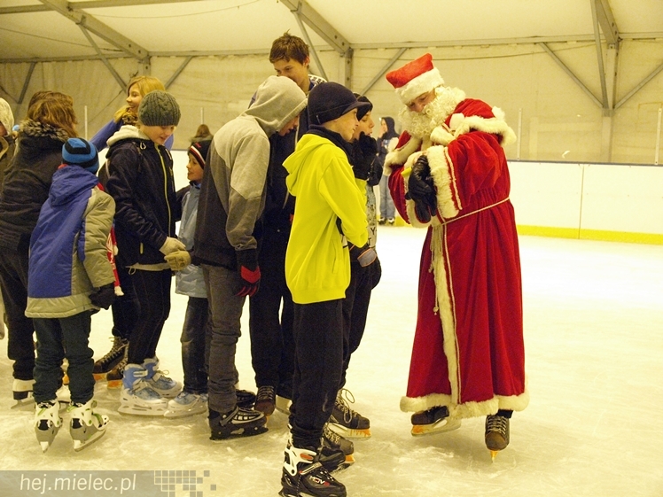 Sezon na lodowisku rozpoczęty. Łyżwiarzom towarzyszył Święty Mikołaj