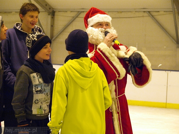 Sezon na lodowisku rozpoczęty. Łyżwiarzom towarzyszył Święty Mikołaj