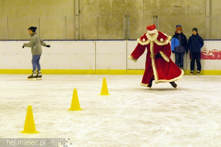 Sezon na lodowisku rozpoczęty. Łyżwiarzom towarzyszył Święty Mikołaj