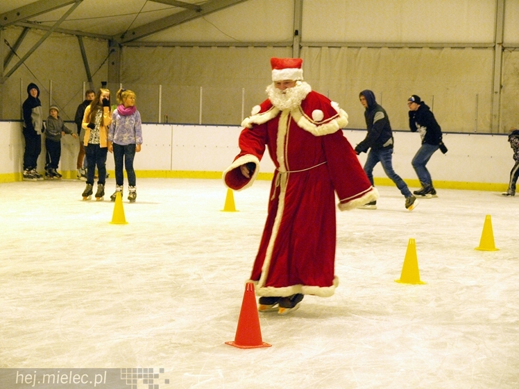 Sezon na lodowisku rozpoczęty. Łyżwiarzom towarzyszył Święty Mikołaj