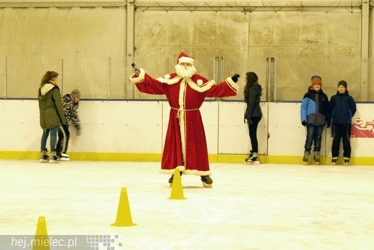 Sezon na lodowisku rozpoczęty. Łyżwiarzom towarzyszył Święty Mikołaj