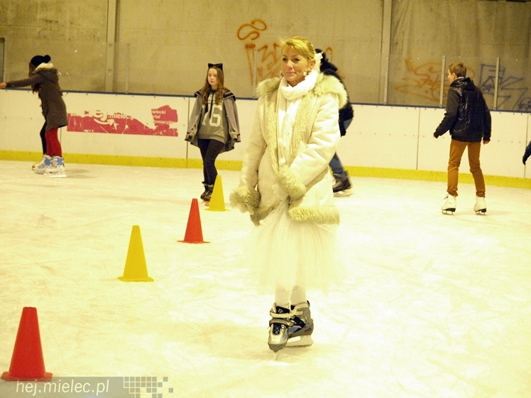Sezon na lodowisku rozpoczęty. Łyżwiarzom towarzyszył Święty Mikołaj