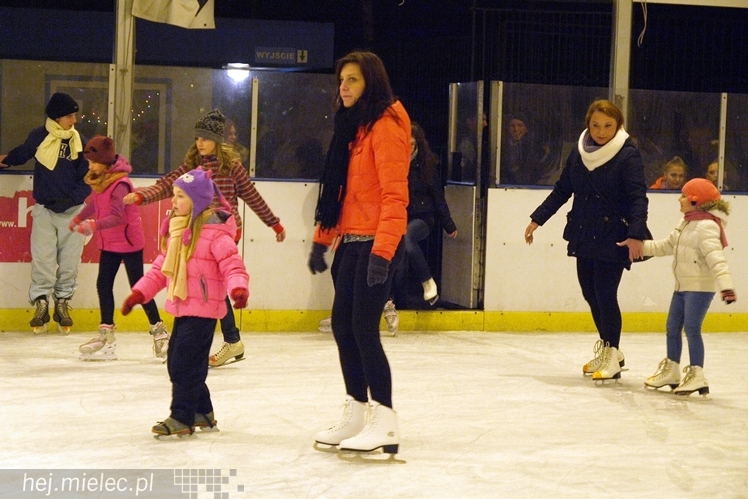 Sezon na lodowisku rozpoczęty. Łyżwiarzom towarzyszył Święty Mikołaj