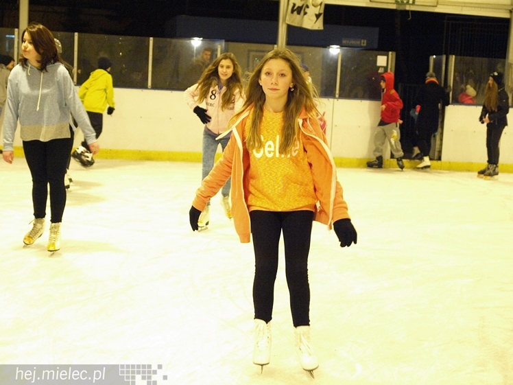 Sezon na lodowisku rozpoczęty. Łyżwiarzom towarzyszył Święty Mikołaj