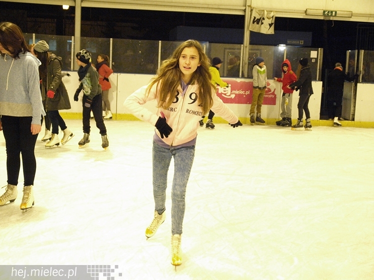 Sezon na lodowisku rozpoczęty. Łyżwiarzom towarzyszył Święty Mikołaj