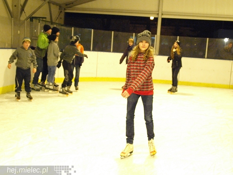 Sezon na lodowisku rozpoczęty. Łyżwiarzom towarzyszył Święty Mikołaj