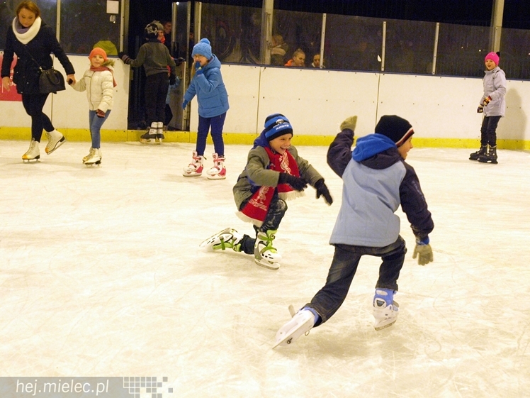 Sezon na lodowisku rozpoczęty. Łyżwiarzom towarzyszył Święty Mikołaj