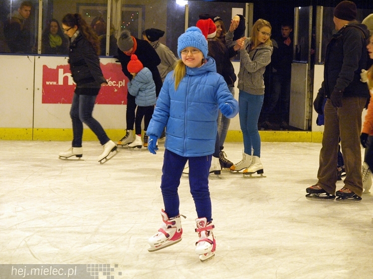 Sezon na lodowisku rozpoczęty. Łyżwiarzom towarzyszył Święty Mikołaj