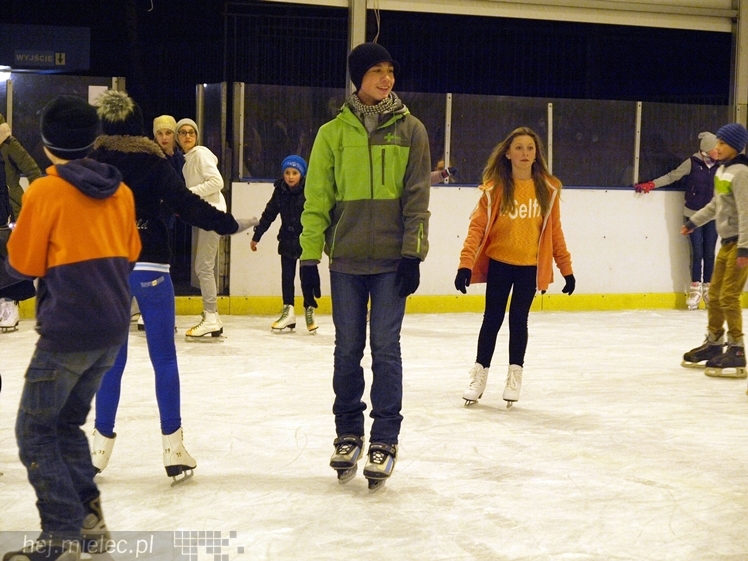 Sezon na lodowisku rozpoczęty. Łyżwiarzom towarzyszył Święty Mikołaj