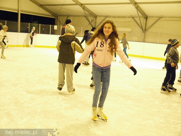 Sezon na lodowisku rozpoczęty. Łyżwiarzom towarzyszył Święty Mikołaj