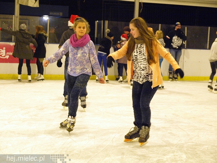 Sezon na lodowisku rozpoczęty. Łyżwiarzom towarzyszył Święty Mikołaj