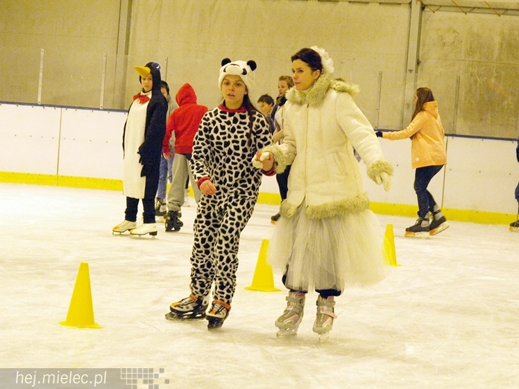 Sezon na lodowisku rozpoczęty. Łyżwiarzom towarzyszył Święty Mikołaj