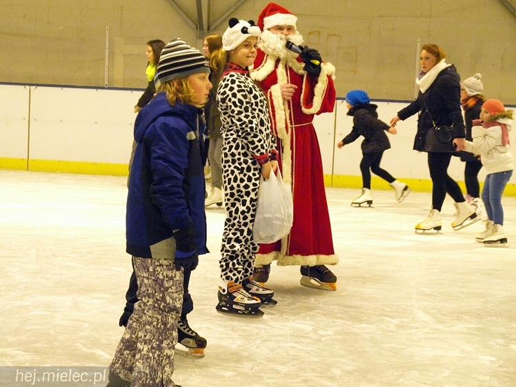 Sezon na lodowisku rozpoczęty. Łyżwiarzom towarzyszył Święty Mikołaj