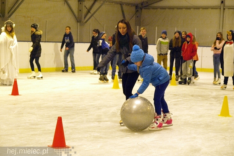 Sezon na lodowisku rozpoczęty. Łyżwiarzom towarzyszył Święty Mikołaj