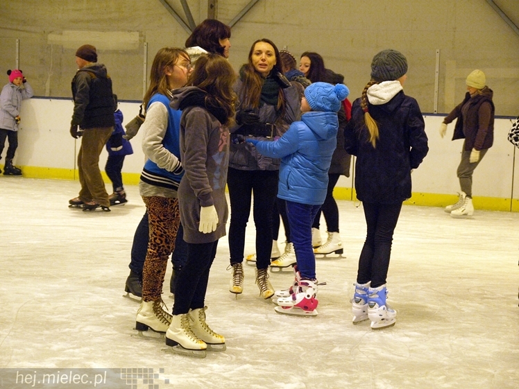 Sezon na lodowisku rozpoczęty. Łyżwiarzom towarzyszył Święty Mikołaj
