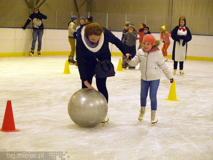 Sezon na lodowisku rozpoczęty. Łyżwiarzom towarzyszył Święty Mikołaj