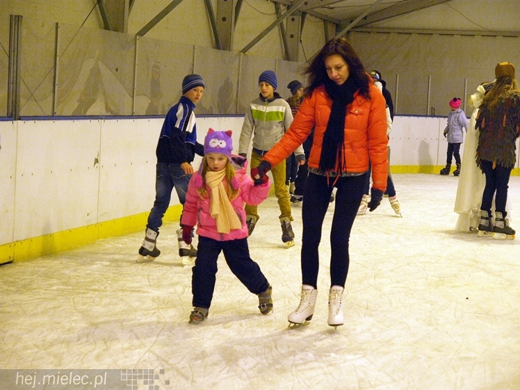Sezon na lodowisku rozpoczęty. Łyżwiarzom towarzyszył Święty Mikołaj