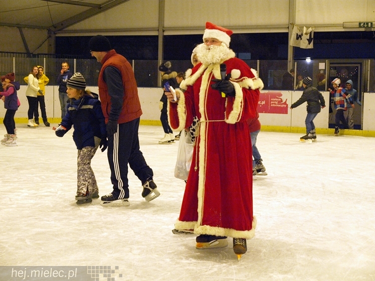 Sezon na lodowisku rozpoczęty. Łyżwiarzom towarzyszył Święty Mikołaj
